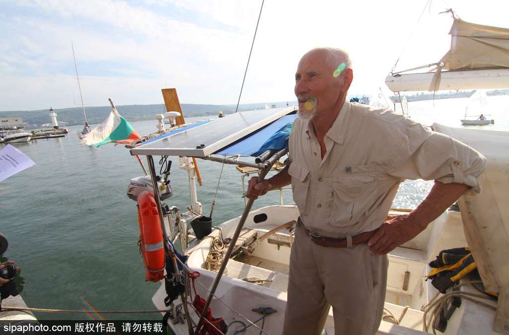 別再拿年齡當(dāng)借口 八旬老人獨(dú)自完成環(huán)球航行像“英雄”一樣歸來