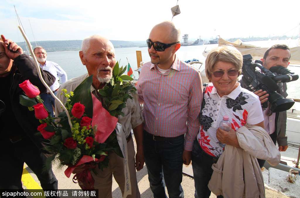 別再拿年齡當借口 八旬老人獨自完成環球航行像“英雄”一樣歸來