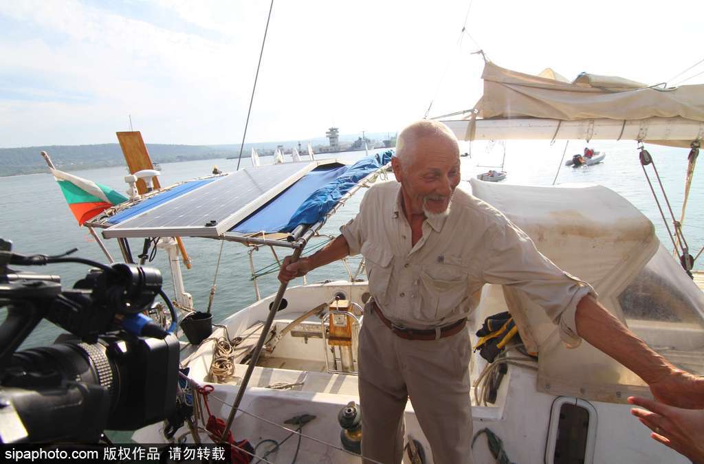別再拿年齡當(dāng)借口 八旬老人獨(dú)自完成環(huán)球航行像“英雄”一樣歸來