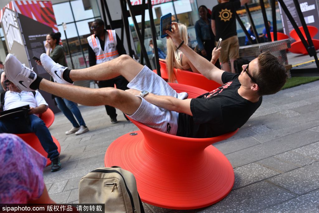 紐約時代廣場變歡樂海洋 民眾爭先體驗陀螺椅