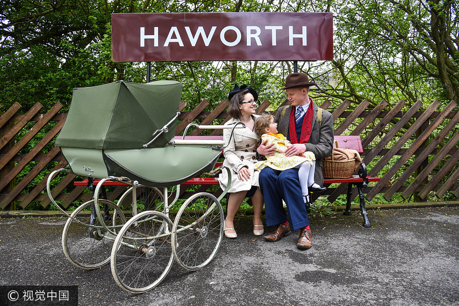 英國小鎮辦復古趴 情侶擁吻展示戰爭歲月另類愛情