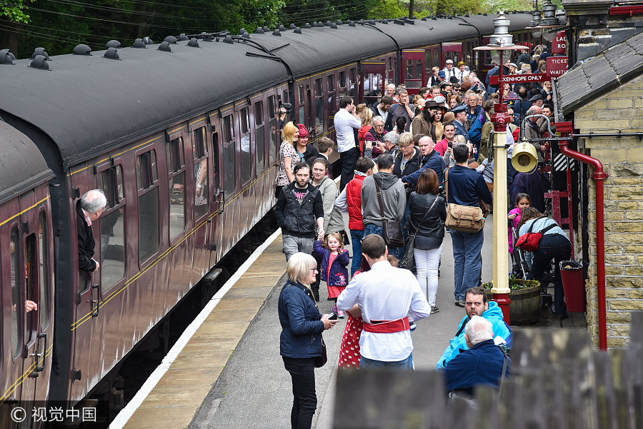 英國小鎮辦復古趴 情侶擁吻展示戰爭歲月另類愛情