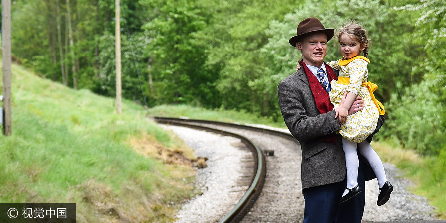 英國(guó)小鎮(zhèn)辦復(fù)古趴 情侶擁吻展示戰(zhàn)爭(zhēng)歲月另類愛情