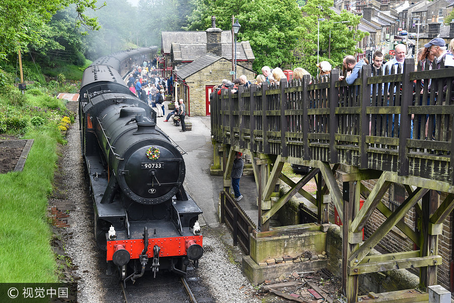 英國(guó)小鎮(zhèn)辦復(fù)古趴 情侶擁吻展示戰(zhàn)爭(zhēng)歲月另類(lèi)愛(ài)情