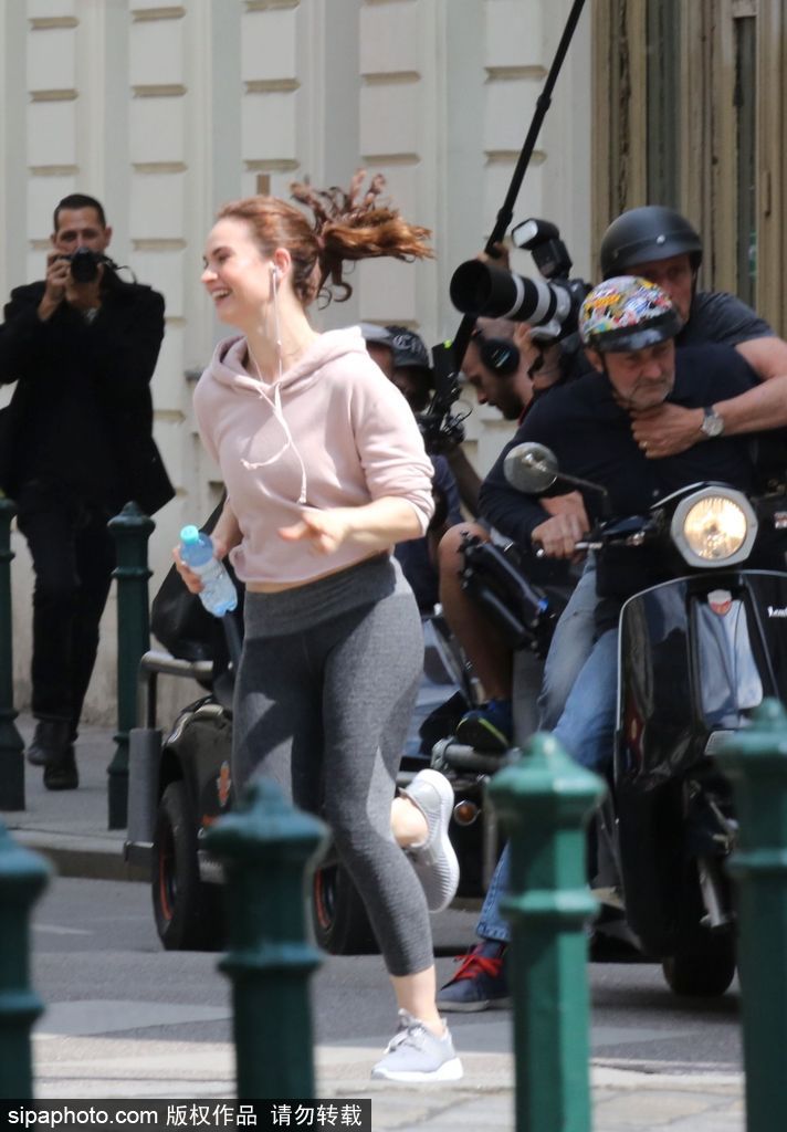 “灰姑娘”莉莉·詹姆斯片場穿運動裝跑步秀蠻腰