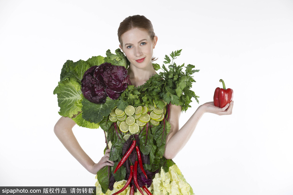 時尚bug沖擊！ 英國模特展示沙拉材料制成服裝