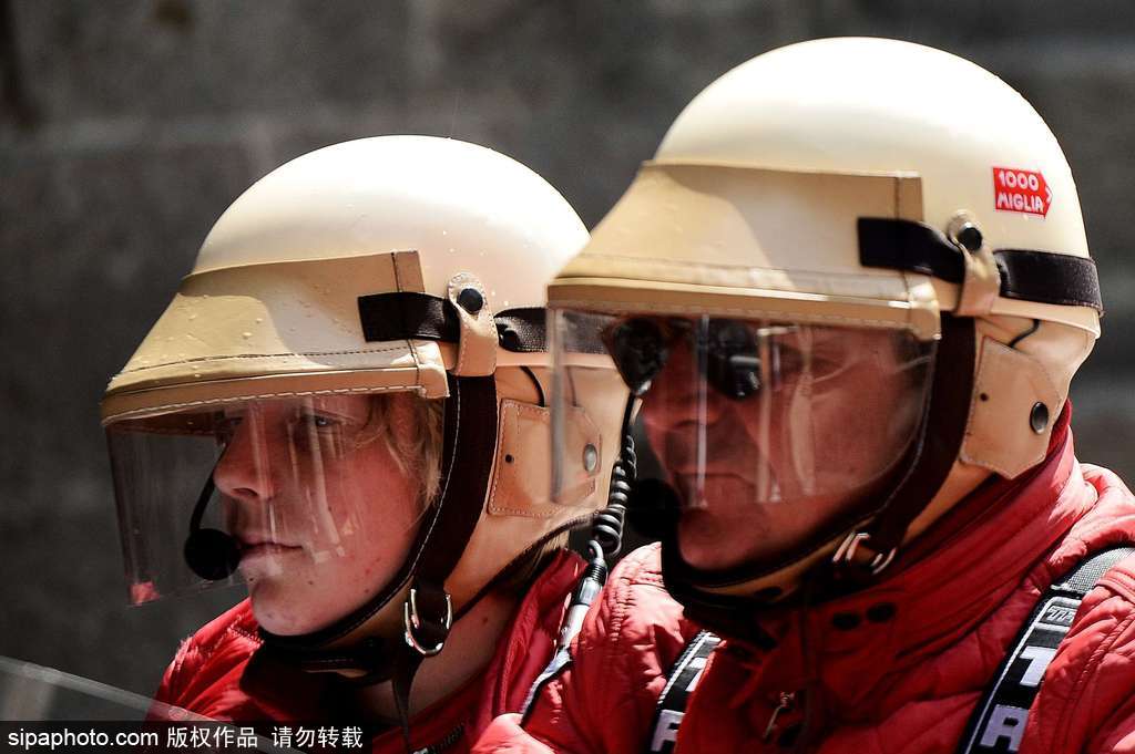 意大利小鎮(zhèn)上演“1000 Miles”老爺車(chē)賽 各式各樣重溫經(jīng)典