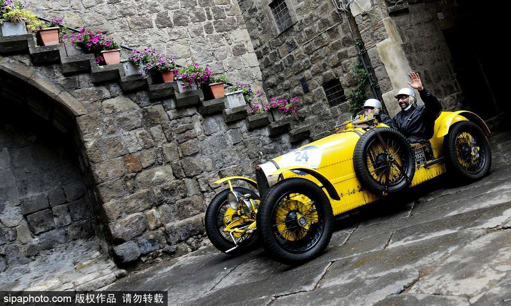 意大利小鎮(zhèn)上演“1000 Miles”老爺車賽 各式各樣重溫經(jīng)典