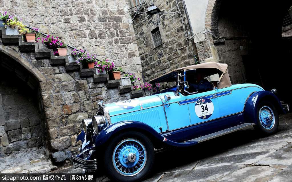 意大利小鎮上演“1000 Miles”老爺車賽 各式各樣重溫經典