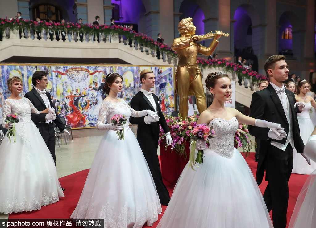 維也納慈善舞會莫斯科盛大開幕 現場美女俊男云集華麗繽紛