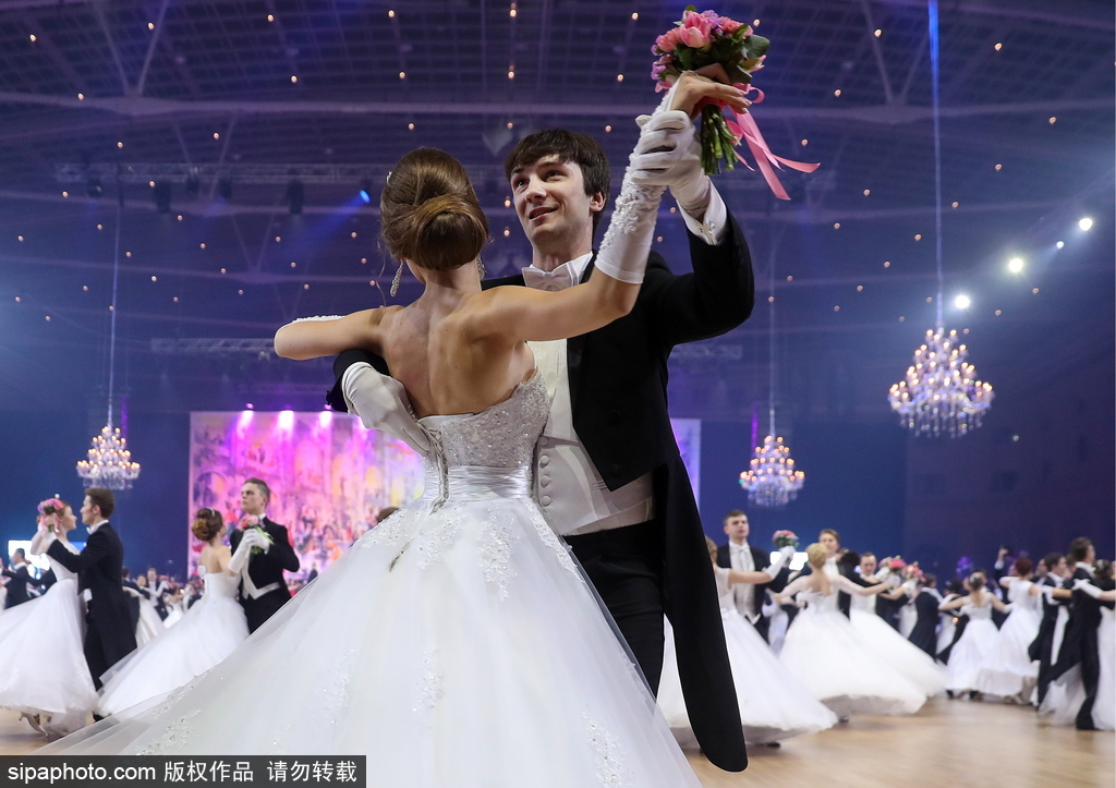 維也納慈善舞會莫斯科盛大開幕 現場美女俊男云集華麗繽紛