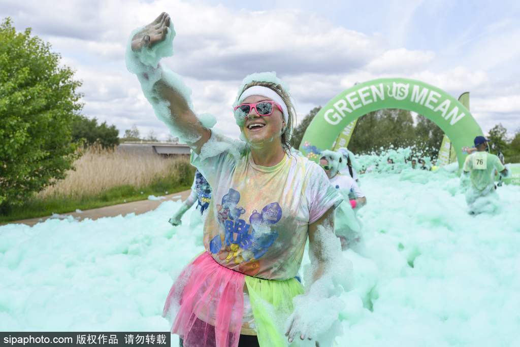 地球上最開(kāi)心的五公里！英國(guó)泡泡跑歡樂(lè)來(lái)襲嗨翻天