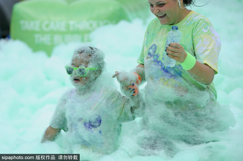 地球上最開心的五公里！英國泡泡跑歡樂來襲嗨翻天
