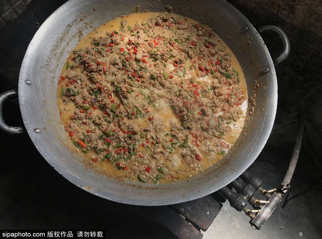 辣心！菲律賓舉辦吃辣椒大賽 參賽者體驗(yàn)7公斤辣椒奇葩菜