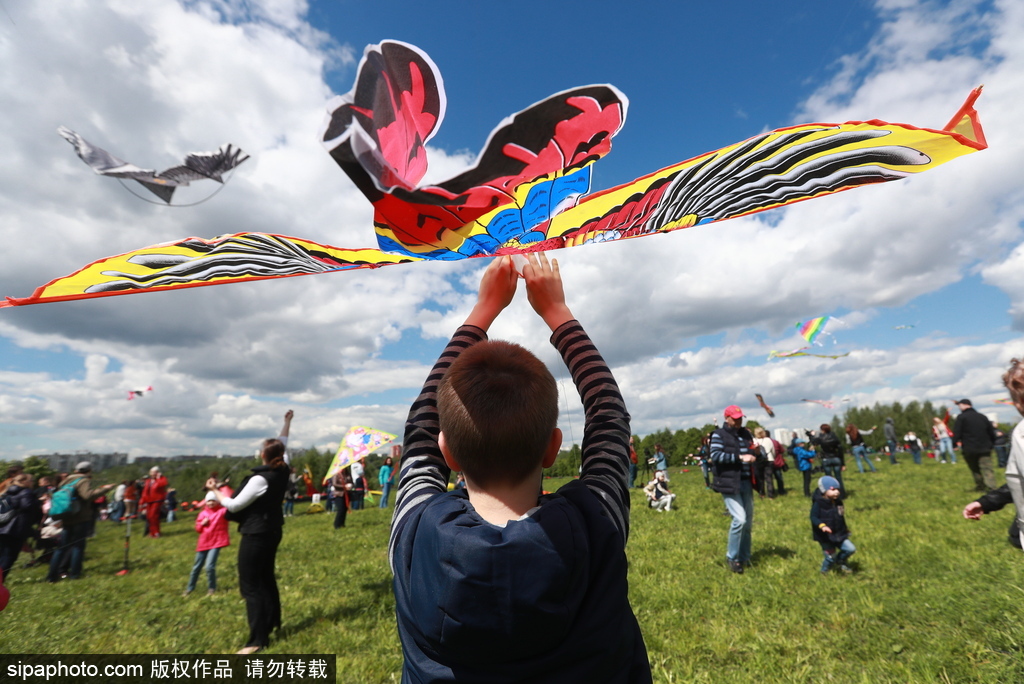 俄羅斯莫斯科舉行風箏節 五彩繽紛點綴藍天