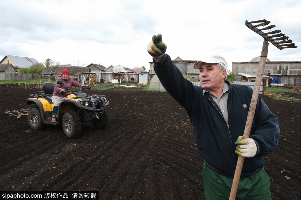 厲害了！俄羅斯老人開全地形車犁地超拉風