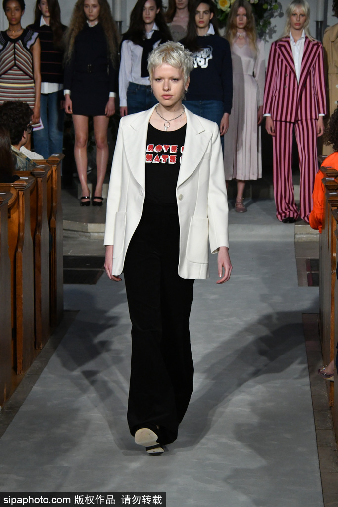 IT Girl始祖艾里珊·鐘服裝品牌上線穿綠裙亮相秀場(chǎng)