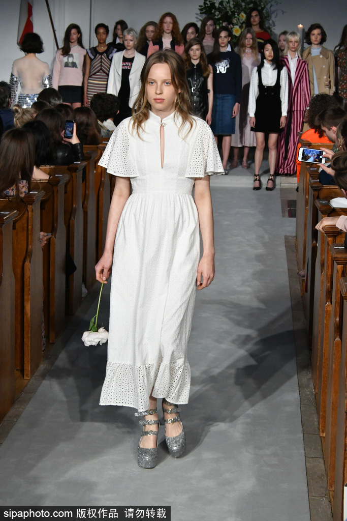 IT Girl始祖艾里珊·鐘服裝品牌上線穿綠裙亮相秀場