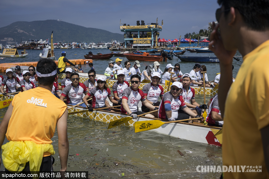 香港端午節賽龍舟活動 雞年流行頭戴“小雞”