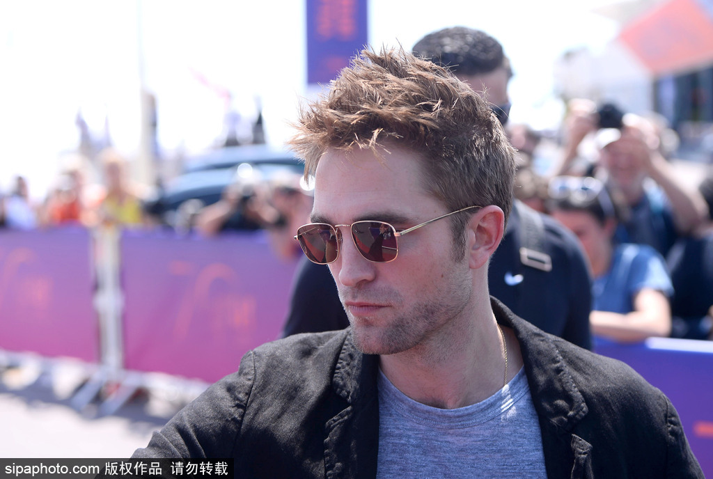 70屆戛納：羅伯特·帕丁森現身發型凌亂仍吸引影迷追捧