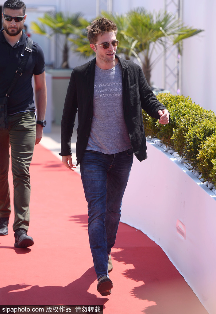 70屆戛納：羅伯特·帕丁森現身發型凌亂仍吸引影迷追捧