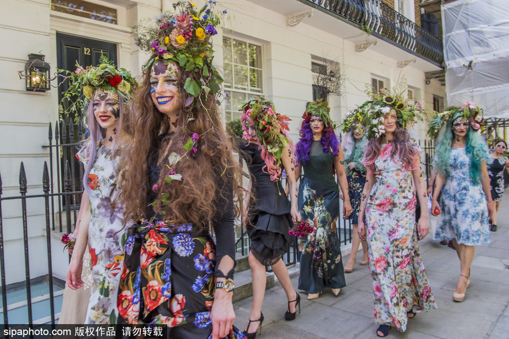 英國切爾西花展時裝展 模特變身彩色花仙子