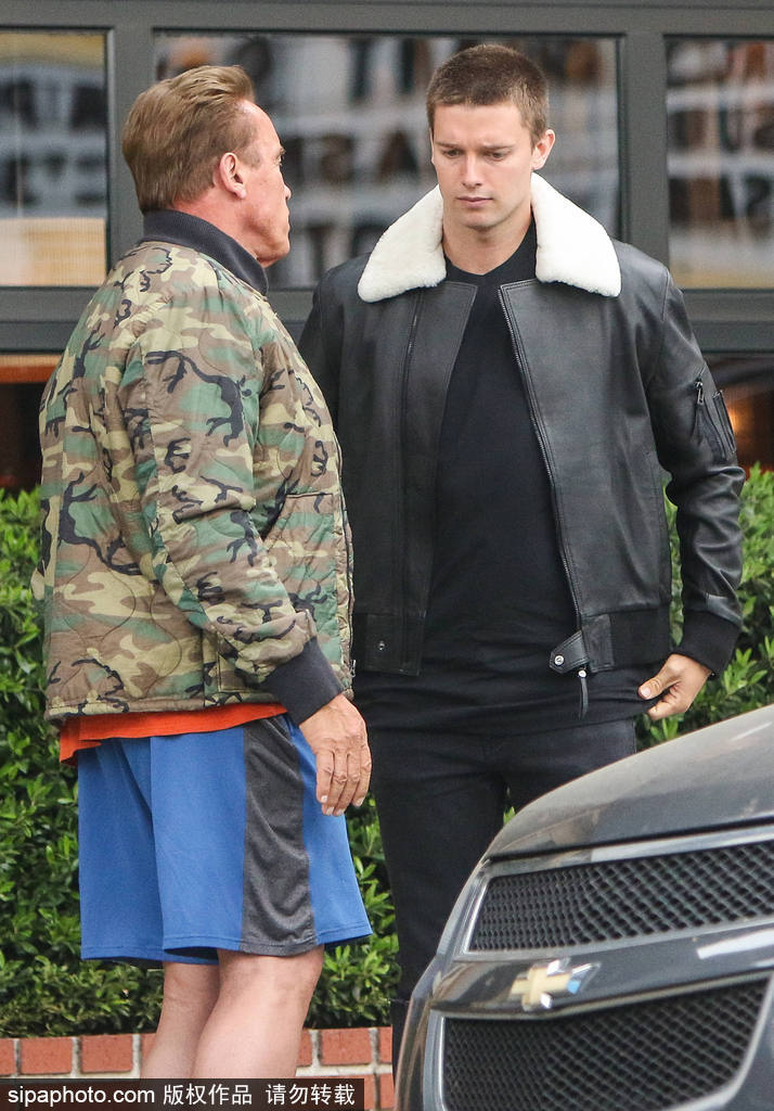 迎六一？硬漢施瓦辛格與兒子Patrick街頭擁抱大秀父子情深