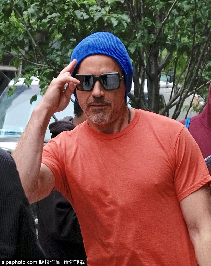 小羅伯特·唐尼穿T恤也凸點(diǎn)！