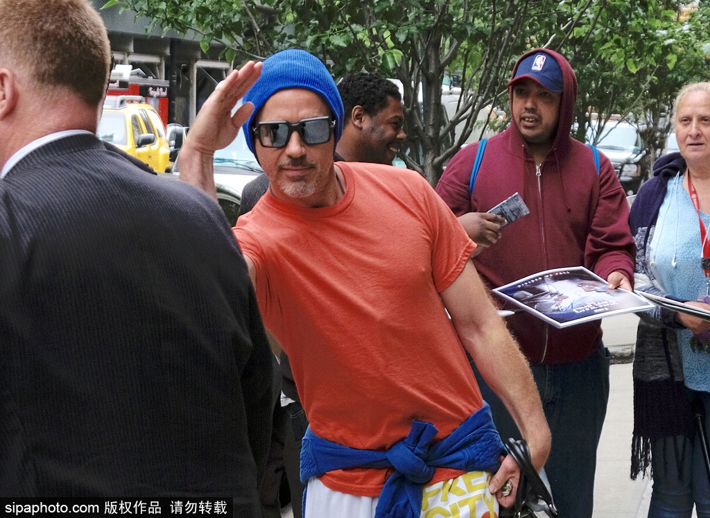 小羅伯特·唐尼穿T恤也凸點！