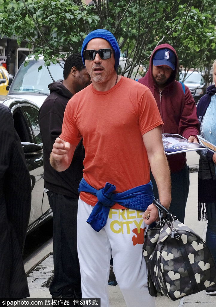 小羅伯特·唐尼穿T恤也凸點(diǎn)！