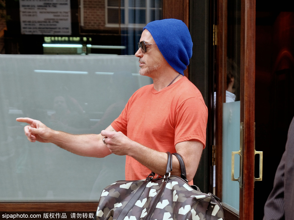 小羅伯特·唐尼穿T恤也凸點！