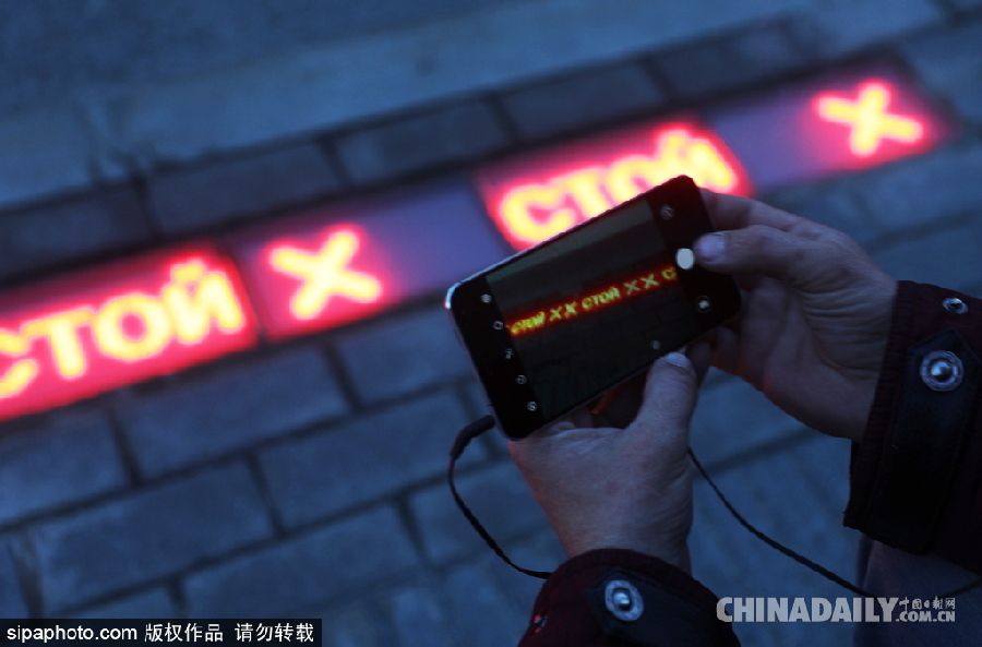 “長”在斑馬線上的紅綠燈 莫斯科一街道專為低頭黨設計