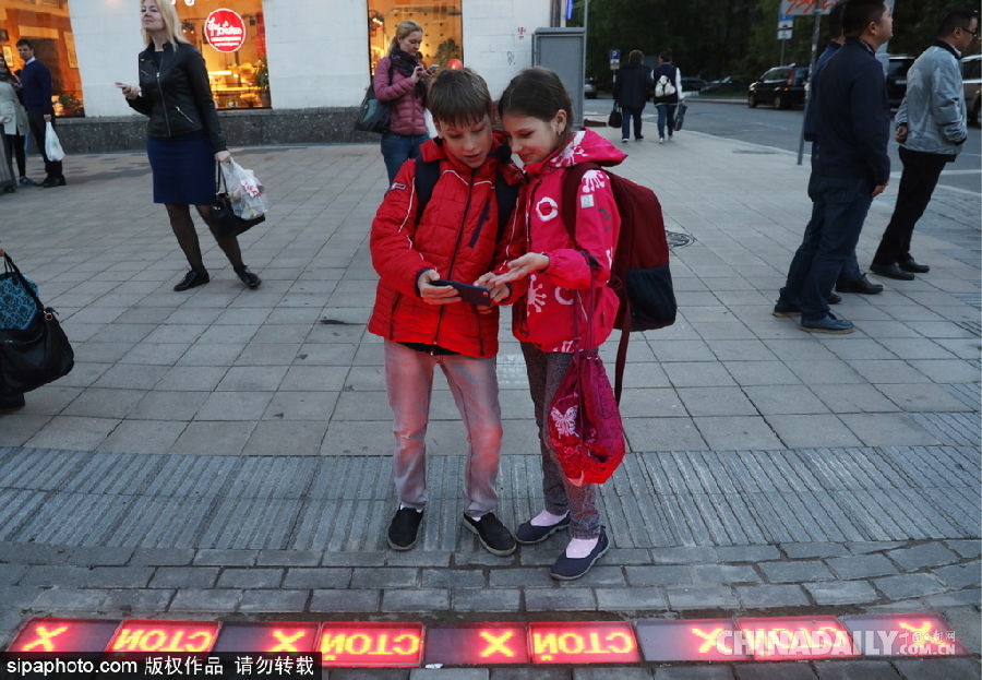 “長(zhǎng)”在斑馬線上的紅綠燈 莫斯科一街道專(zhuān)為低頭黨設(shè)計(jì)