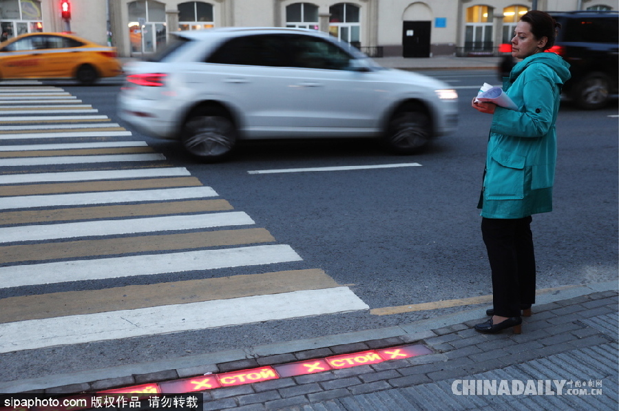 “長(zhǎng)”在斑馬線上的紅綠燈 莫斯科一街道專為低頭黨設(shè)計(jì)