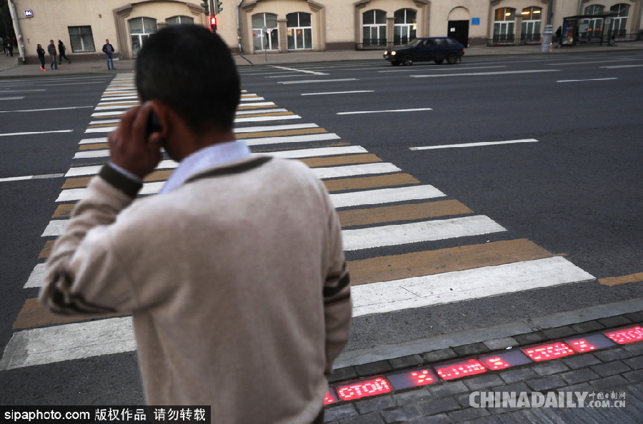 “長”在斑馬線上的紅綠燈 莫斯科一街道專為低頭黨設計