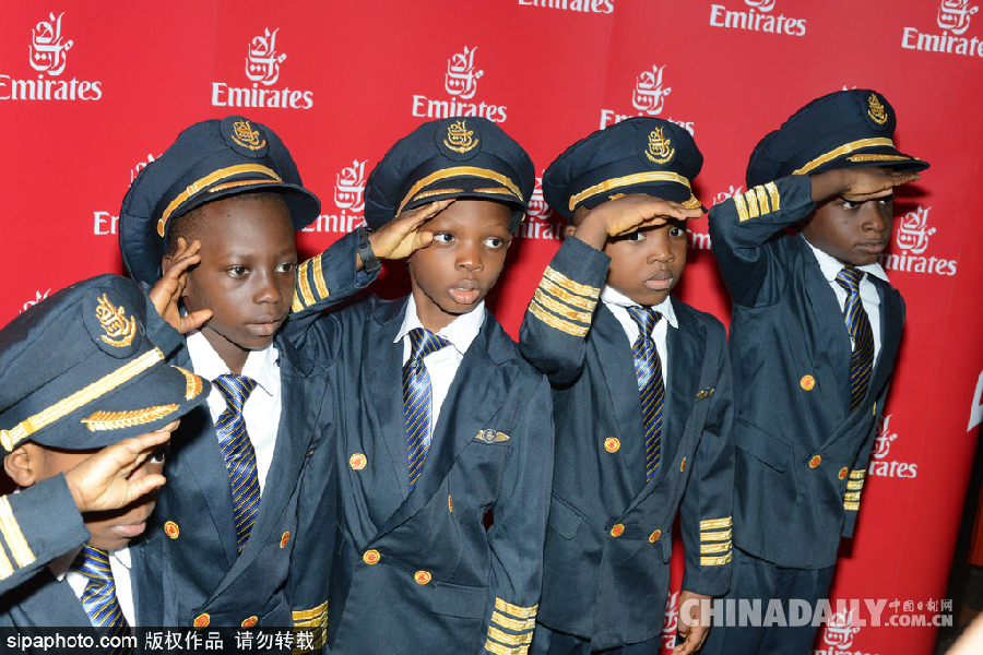 尼日利亞兒童節(jié) 小朋友身著各色服飾表演慶祝