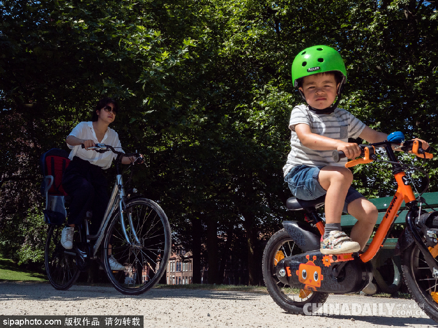 比利時(shí)布魯日迎來旅游旺季 夏日風(fēng)光清新亮麗