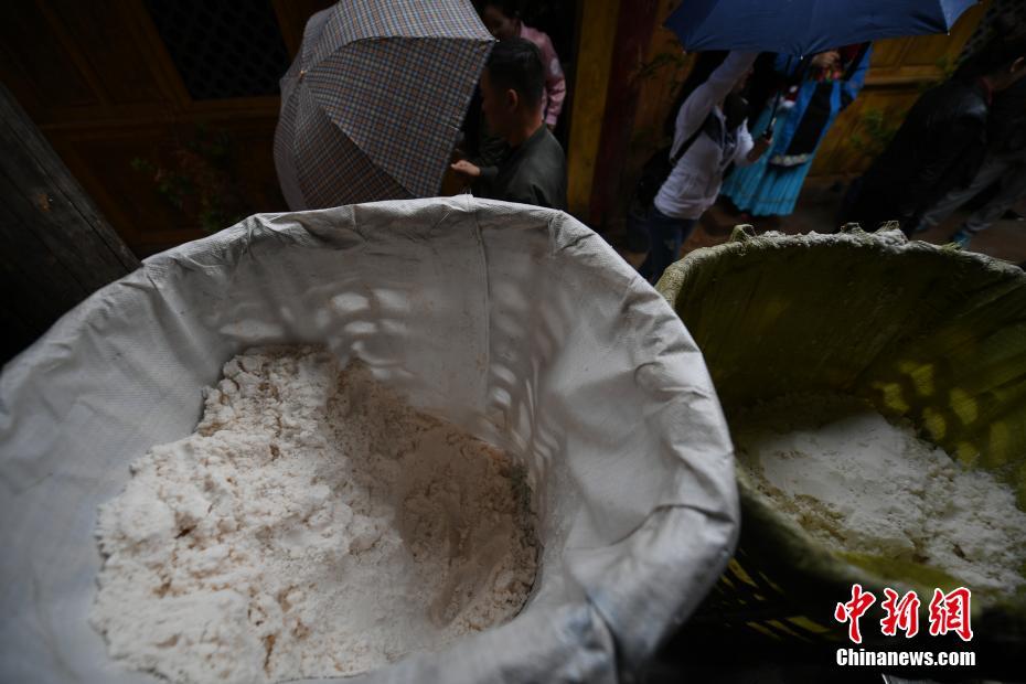 云南小鎮(zhèn)200年古鹽泉淌出“桃花鹽”