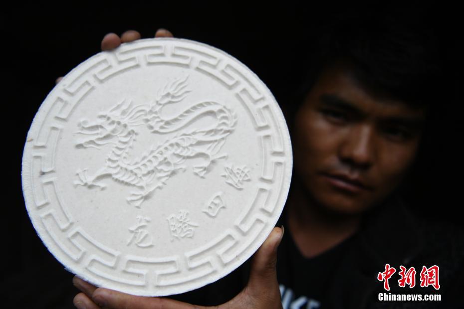 云南小鎮200年古鹽泉淌出“桃花鹽”