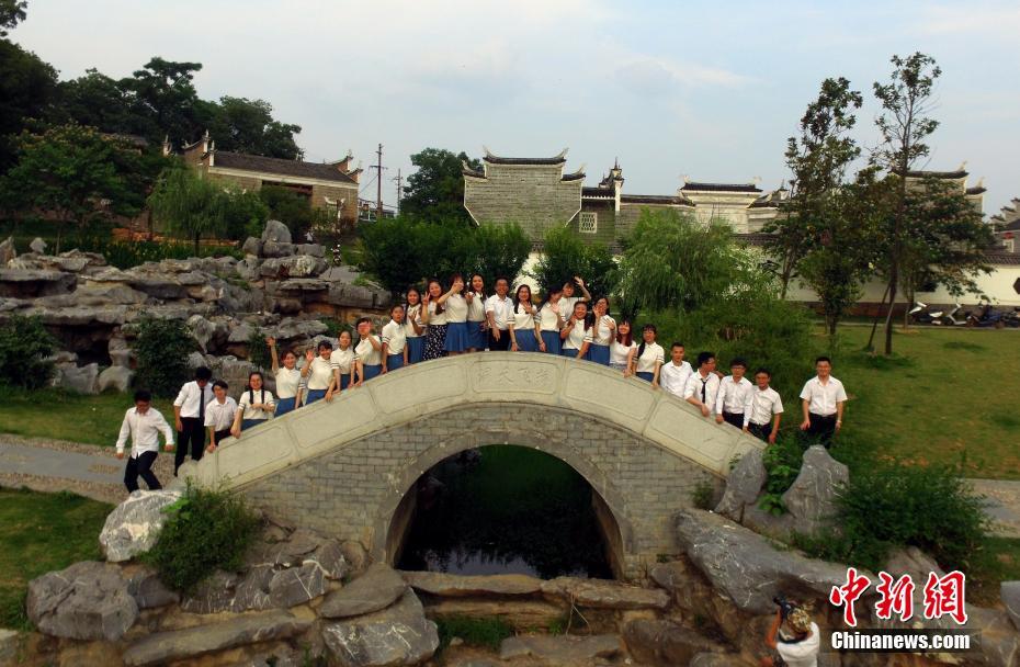 高校畢業(yè)季 江西學(xué)子航拍畢業(yè)照定格青春