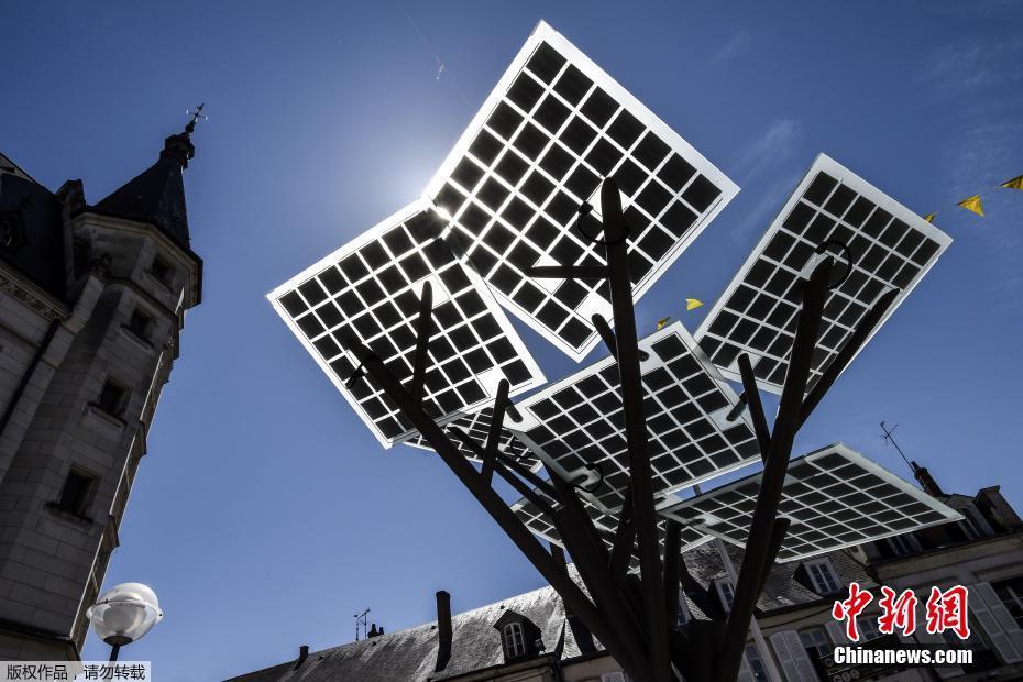 法國街頭“種”下電子樹 可提供WiFi為手機充電