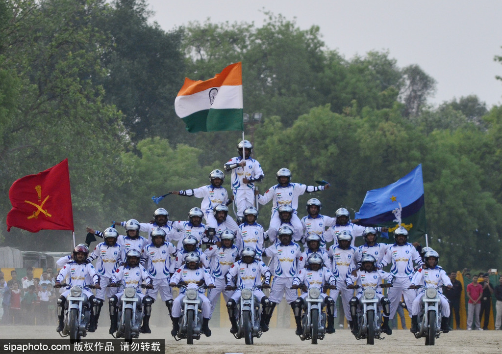 摩托大軍又開(kāi)掛！印度 “Dare Devils”上演特技表演
