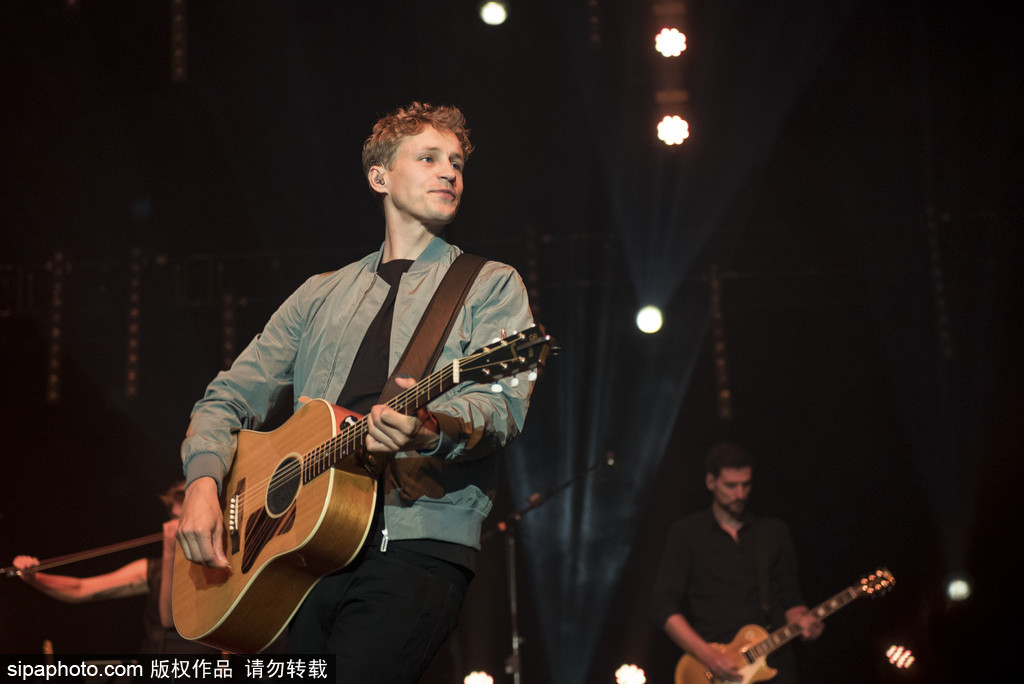 德國超萌“正太歌手”蒂姆·本茨科演唱會 抱吉他自彈自唱氣質(zhì)純良