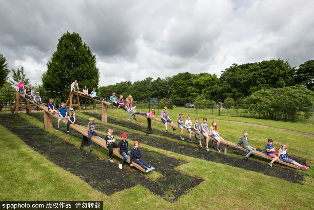 英國再現(xiàn)世界第一個兒童滑梯 距今九十多年竟沒有邊沿