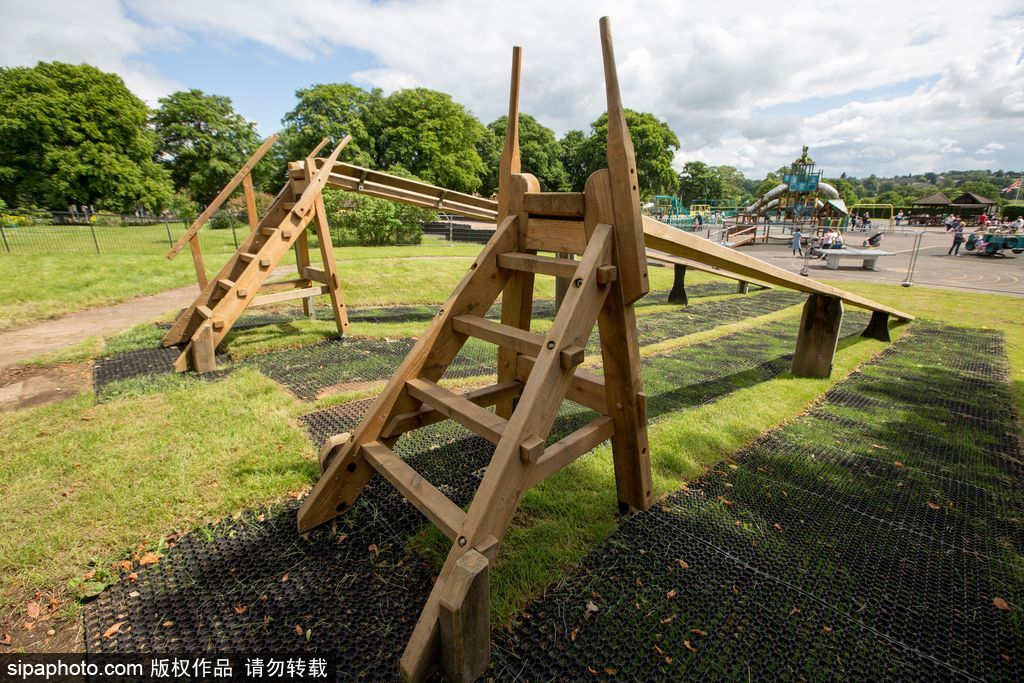 英國再現(xiàn)世界第一個(gè)兒童滑梯 距今九十多年竟沒有邊沿