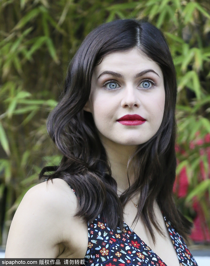 美國(guó)女星亞歷珊德拉·達(dá)達(dá)里奧身著碎花裙出街 藍(lán)眼睛純凈吸睛