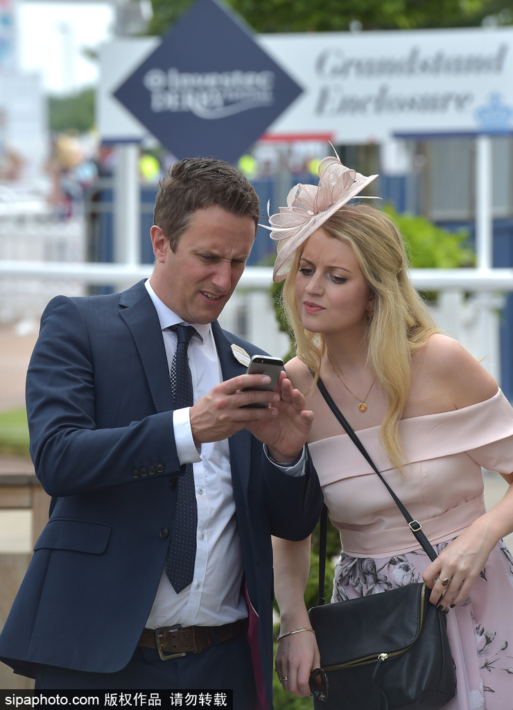 英國賽馬節(jié)“女士日” 眾美女上演“帽子戲法”