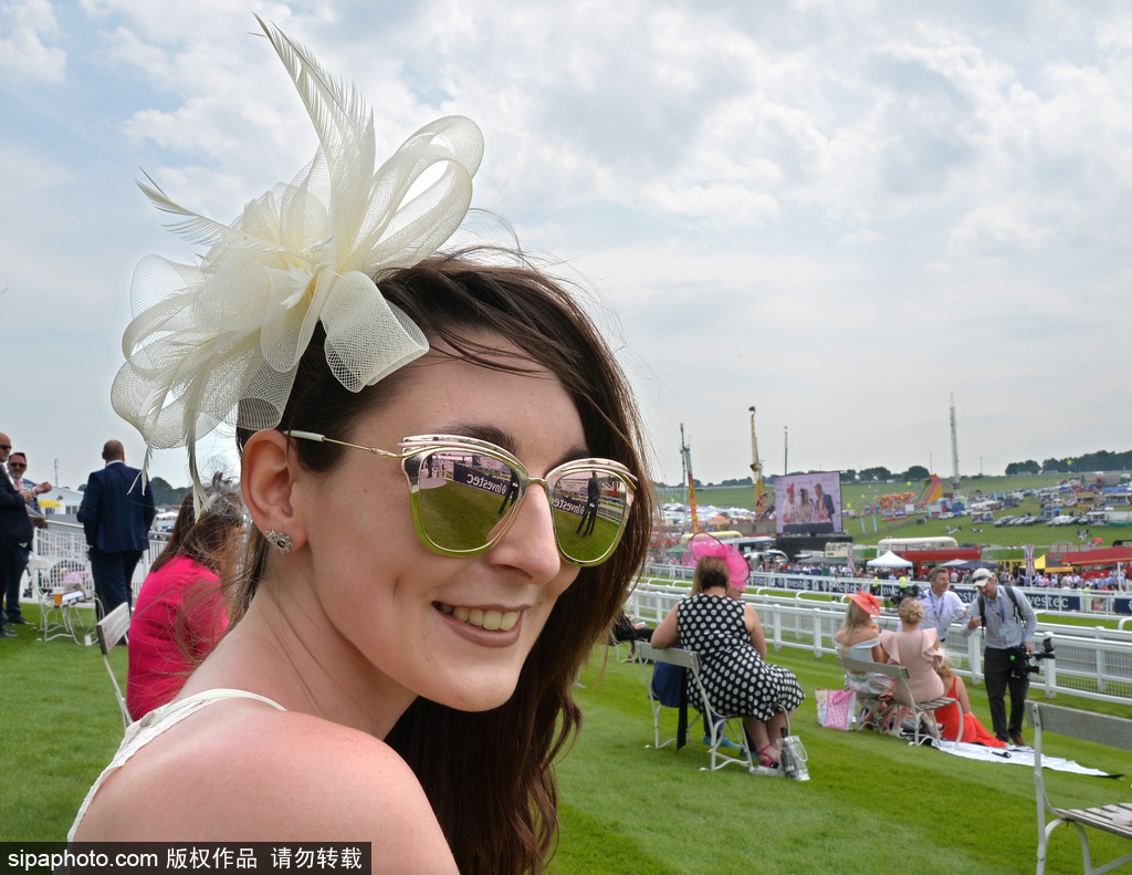 英國賽馬節(jié)“女士日” 眾美女上演“帽子戲法”