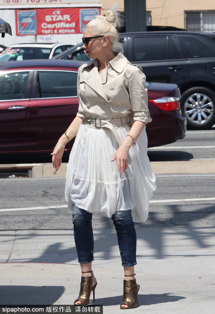 風格辣媽格溫·史蒂芬妮潮裝出街火焰紅唇妖艷吸睛