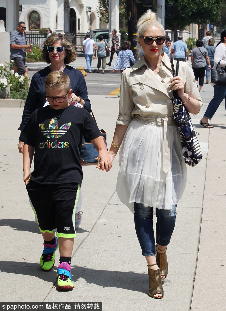 風格辣媽格溫·史蒂芬妮潮裝出街火焰紅唇妖艷吸睛